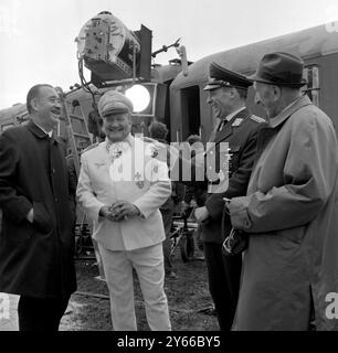 San Sebastian, Spanien: Ehemaliger deutscher Luftwaffengeneral Adolf Gallan, deutscher Schauspieler Hein Riess in weißer Uniform von Adolf Hitlers Kriegsminister Hermann Göring, deutscher Schauspieler Wilfred von Aaken in der Rolle des Generals der Luftwaffe Lieut Theo Osterkamp und das echte Osterkcamp, das wie Adolf Gallan als technischer Berater für den Kriegsfilm „die Schlacht von Britian“ fungiert. 1. April 1968. Stockfoto