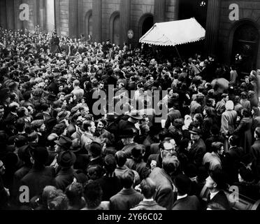 Stadtarbeiter, die die Threadneedle Street in London verstauten, nachdem sie gesehen hatten, wie die Königin mit dem Herzog von Edinburgh eintraf, um an einem Mittagessen in der Bank of England teilzunehmen. Dezember 1952 Stockfoto