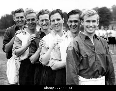 (l-r) Roy Bentley (Chelsea Forward); Billy Wright (Wolves Half-Back); Tom Finney (Preston Forward); Ed Baily (Spurs Forward); Bill Eckersley (Blackburn Full-Back) und Wilf Mannion (Middlesborough Forward). Juni 1950 Stockfoto