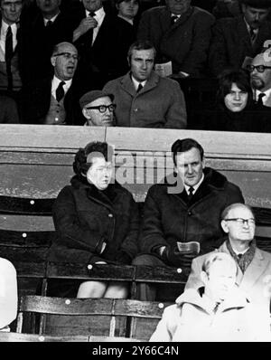 Don Revie, Manager von Leeds United, sieht das Spiel Chelsea gegen Sunderland an der Stamford Bridge mit seiner Frau in der Regie. Februar 1969 Stockfoto