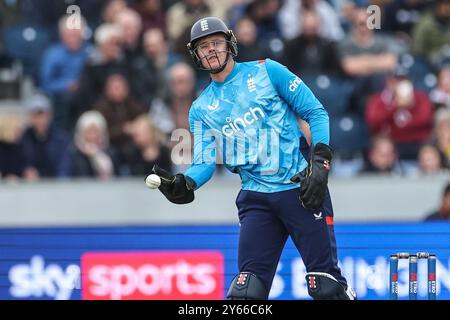Chester Le Street, Großbritannien. September 2024. Jamie Smith aus England wirft den Ball während des dritten Metro Bank One Day International Match England gegen Australien am 24. September 2024 in Chester-le-Street, Großbritannien (Foto: Mark Cosgrove/News Images) am 24. September 2024 in Chester-le-Street, Großbritannien. (Foto: Mark Cosgrove/News Images/SIPA USA) Credit: SIPA USA/Alamy Live News Stockfoto