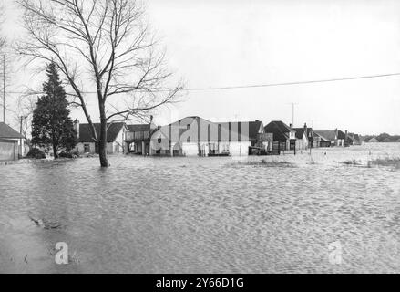 Am 1. Februar 1953 wirbeln Hochwasser um die halb untergetauchten Bungalows von Jaywick Essex Stockfoto