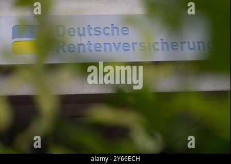 Berlin, Deutschland. September 2024. Am Eingang zum Gebäude der Deutschen Rentenversicherung befindet sich ein Schild. Quelle: Alicia Windzio/dpa/Alamy Live News Stockfoto