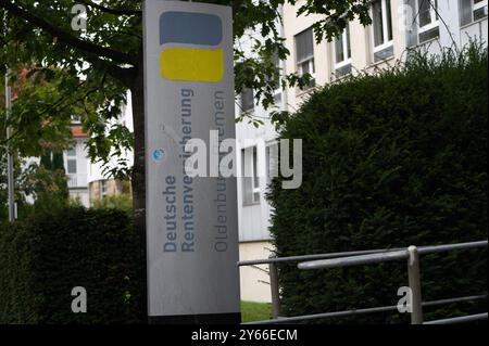 Berlin, Deutschland. September 2024. Am Eingang zum Gebäude der Deutschen Rentenversicherung befindet sich ein Schild. Quelle: Alicia Windzio/dpa/Alamy Live News Stockfoto