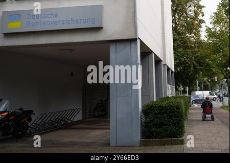 Berlin, Deutschland. September 2024. Am Eingang zum Gebäude der Deutschen Rentenversicherung befindet sich ein Schild. Quelle: Alicia Windzio/dpa/Alamy Live News Stockfoto