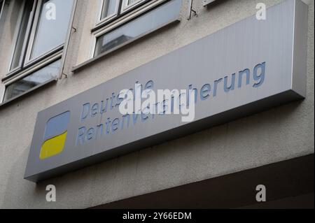 Berlin, Deutschland. September 2024. Am Eingang zum Gebäude der Deutschen Rentenversicherung befindet sich ein Schild. Quelle: Alicia Windzio/dpa/Alamy Live News Stockfoto