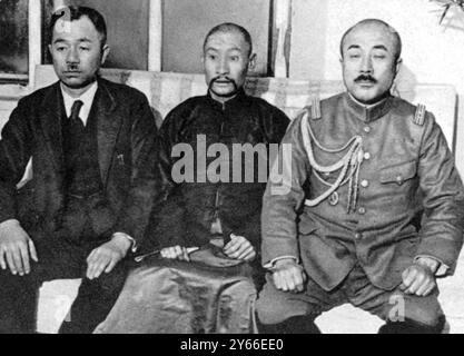 Mit den Japanern in der Mandschurei, bevor sie Chinchow besetzten. Das erste Treffen der japanischen Delegierten mit General Ma in Hailun (von links nach rechts) M Homai, General Ma und Colonel Itagaki Stockfoto