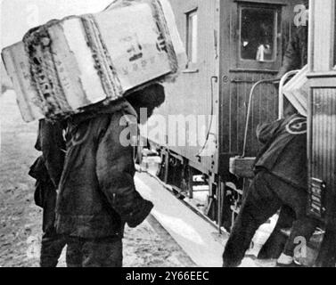 Mit den Japanern in der Mandschurei, bevor sie Chinchow besetzten. Höflichkeitsgeschenke für einen Gegner: Geschenke der japanischen Delegation an den chinesischen General Ma, die in Harbin in einen Zug verladen werden Stockfoto