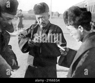 Mit den Japanern in der Mandschurei, bevor sie Chinchow besetzten. General Mas Abgesandter (rechts) liest eine Karte von Walter Bosshard (links), der mit der japanischen Delegation unterwegs war Stockfoto