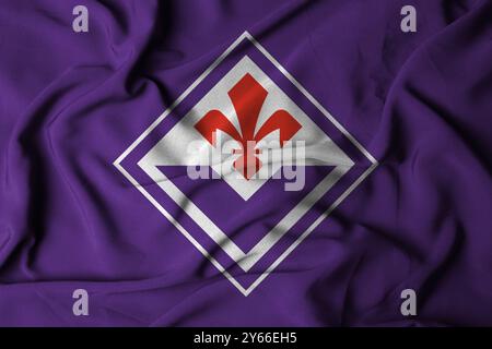 Pringsewu, Lampung 24. September 2024; Selective Focus Flag Logo Textur von ACF Fiorentina Hintergrund. Italienische Fußballvereinsflagge der Serie A. Stockfoto