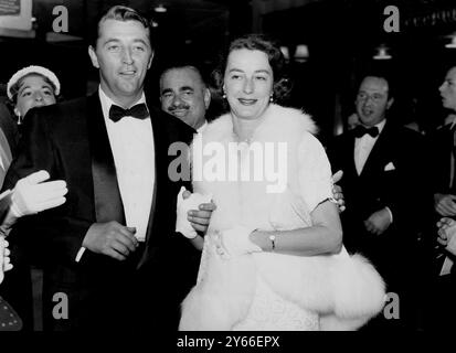 Der Filmschauspieler Robert Mitchum und Mrs. Mitchum kommen am 27. Juli 1955 im Leicester Sqaure Theatre in London zur Premiere des Films ' Not as A Stranger' an Stockfoto