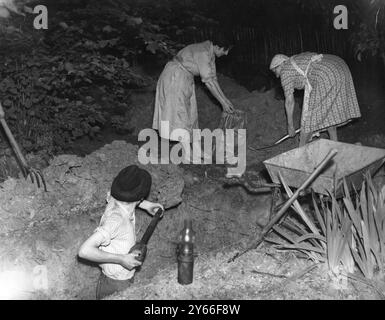 Familien halfen alle beim Ausgraben von Luftschutzbunker im Garten. 1939. Stockfoto