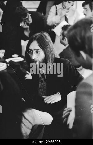 Herr Allan Klein, Berater der Beatles und ihres Musikkonzerns „Apple“, hört Beatle John Lennon und seine Frau Yoko Ono an die Fragen von Reportern im Apple Headquarters in Savile Row London am 28. April 1969 Stockfoto