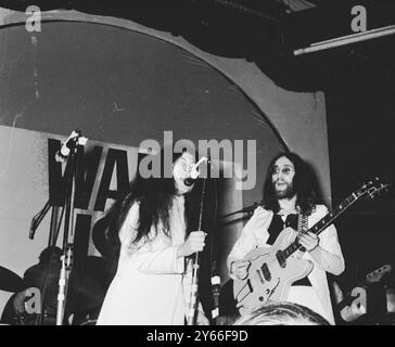 Beatle John Lennon und seine Frau Yoko Ono veranstalten am 16. Dezember 1969 ein Popkonzert zugunsten des Kinderhilfswerks der Vereinten Nationen (UNICEF) Stockfoto