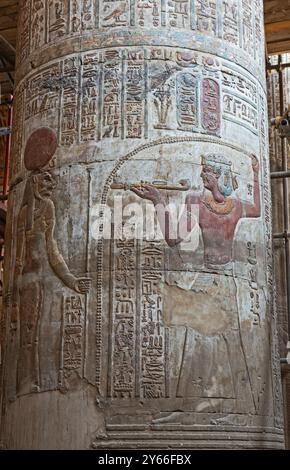 Hieroglyphenfarbenes Gemälde Schnitzereien an der Säulenwand des alten ägyptischen Tempels von Khnum in Esna Ägypten mit kunstvoller Dekoration Stockfoto