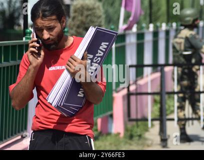 Srinagar, Indien. September 2024. Ein Wahlbeamter mit Schildern in einem Versandzentrum in Srinagar vor der zweiten Phase der Parlamentswahlen im indischen Kaschmir, die für den 25. September 2024 geplant sind. (Foto von Mubashir Hassan/Pacific Press) Credit: Pacific Press Media Production Corp./Alamy Live News Stockfoto