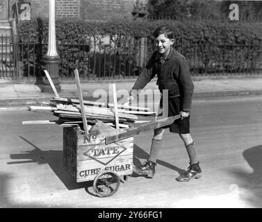 Der 11-jährige Lambeth Boy verkauft Brennholz aus bombardierten Häusern für die Londoner Kriegswaffenwoche im Mai 1941 Stockfoto