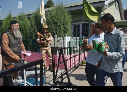 Srinagar, Indien. September 2024. Wahlbeamte transportieren Lebensmittel in einem Verteilungszentrum in Srinagar, Jammu und Kaschmir am 24. September 2024, kurz vor der zweiten Wahlphase während der Wahlen. (Foto von Mubashir Hassan/Pacific Press) Credit: Pacific Press Media Production Corp./Alamy Live News Stockfoto