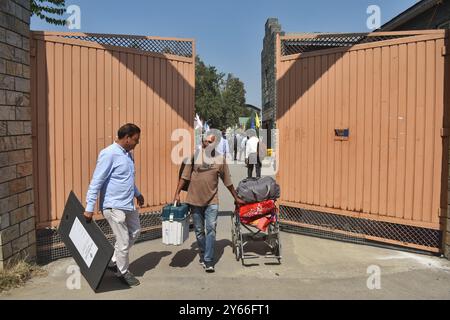 Srinagar, Indien. September 2024. Wahlbeamte führen elektronische Wahlgeräte (EVM) in einem Vertriebszentrum in Srinagar am 24. September 2024, kurz vor der zweiten Wahlphase während der Wahlen. (Foto von Mubashir Hassan/Pacific Press) Credit: Pacific Press Media Production Corp./Alamy Live News Stockfoto