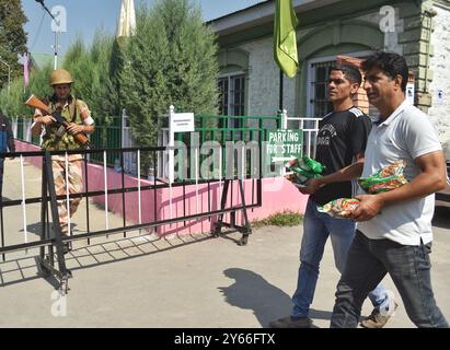 Srinagar, Indien. September 2024. Wahlbeamte führen elektronische Wahlgeräte (EVM) in einem Vertriebszentrum in Srinagar am 24. September 2024, kurz vor der zweiten Wahlphase während der Wahlen. (Foto von Mubashir Hassan/Pacific Press) Credit: Pacific Press Media Production Corp./Alamy Live News Stockfoto