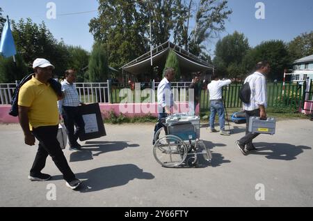 Srinagar, Indien. September 2024. Wahlbeamte führen elektronische Wahlgeräte (EVM) in einem Vertriebszentrum in Srinagar am 24. September 2024, kurz vor der zweiten Wahlphase während der Wahlen. (Foto von Mubashir Hassan/Pacific Press) Credit: Pacific Press Media Production Corp./Alamy Live News Stockfoto