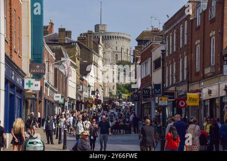 Windsor, Großbritannien. September 2024. Geschäftige Peascod Street, Stadtzentrum von Windsor. Quelle: Vuk Valcic/Alamy Stockfoto