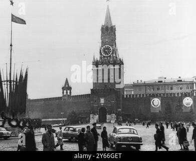 Moskau bereitet sich auf ihre Rückkehr vor und bereitet drei sowjetische Kosmonauten als erste in einem Passagierraumschiff um die Erde herum . Flaggen und Dekorationen stiegen auf dem Roten Platz und an der Kremlmauer beim Glockenturm Spasskaya ( Rückseite ) für eine Willkommensparade am 15. Oktober 1964 Stockfoto