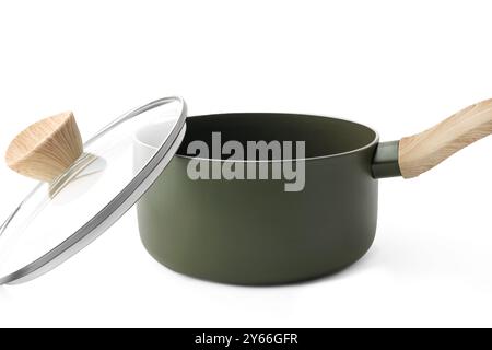Küchentopf mit Glasdeckel isoliert auf weißem Hintergrund Stockfoto
