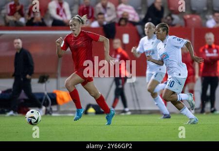 Georgia Stanway (FC Bayern München Frauen, #31) verfolgt von Gia Corley (TSG Hoffenheim, #10). FC Bayern München Frauen gegen TSG Hoffenheim, Fussball, Google Pixel Frauen-Bundesliga, 3. Spieltag, Saison 2024/2025, 23.09.2024. (DIE DFL-DFB-VORSCHRIFTEN VERBIETEN DIE VERWENDUNG VON FOTOS ALS BILDSEQUENZEN UND/ODER QUASI-VIDEO). Foto: Eibner Pressefoto/Heike Feiner Stockfoto