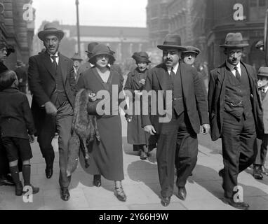 Ägyptischer Mordprozess im Old Bailey. Mme sagte, Schwester des ermordeten Mannes, der unter denen war, die den Prozess mit Abdul Faath Ragal Bey, dem ägyptischen Rechtsanwalt, der einen Beobachtungsauftrag für die Familie 10. Spetmber 1923 hält Stockfoto