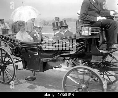 Die Royal Party kommt auf dem Kurs Derby Day Epsom am 31. Mai 1922 an Stockfoto