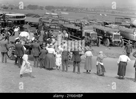 Die Royal Party kommt auf dem Kurs Derby Day Epsom am 31. Mai 1922 an Stockfoto