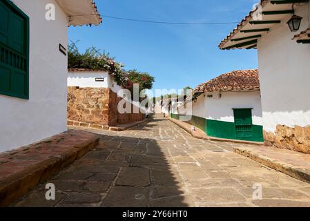 Barichara, Santander, Kolumbien; 25. November 2022: Die Kopfsteinpflasterstraße dieser touristischen Stadt wurde zum Nationaldenkmal erklärt und als Th bekannt Stockfoto