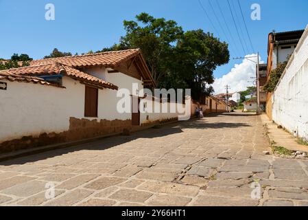 Barichara, Santander, Kolumbien; 25. November 2022: Die Kopfsteinpflasterstraße dieser Touristenstadt wurde zum Nationaldenkmal erklärt und ist bekannt als die Stockfoto