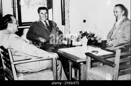 Der russische Vize-Premierminister A i Mikoyan (Mitte) mit Präsident Tito (rechts) und der jugoslawische Vize-Premier Alexander Rankovic im Jagdschloss von Tito in Belje Jugoslawien 22. September 1955 Stockfoto