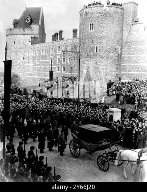 Die Herzöge laufen hinter der Kutsche, die Königin Mutter, Prinzessin Margaret und Prinzessin Royal, während die Trauerprozession von König Georg VI. Die alten Mauern von Windsor Castle säumt. - 15. Februar 1952. Stockfoto