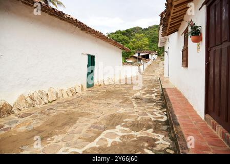 Guane, Santander, Kolumbien; 26. November 2022: Kopfsteingepflasterte Straße mit Häusern historischer Kolonialarchitektur, typisch für diese kleine Touristenstadt. Stockfoto