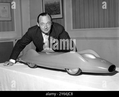 Donald Campbell wurde in London mit einem Modell des neuen Bluebird Car fotografiert, in dem er im September bei den Bonneville Sales Falts, Utah, USA, den Weltrekord für Landgeschwindigkeiten antreten wird. Bluebird das Ergebnis von 5 Jahren Planung mit 69 führenden britischen Unternehmen, die an der Herstellung beteiligt sind, ist nun fast abgeschlossen. Er sagte der Presse: „Unser unmittelbares Ziel ist es, den Weltrekord über 400 km/h zu erreichen.“ Bluebird wird von einem Proteus-Gasturbinenmotor angetrieben, der innerhalb einer Minute nach dem Starten auf Volllast steht und genauso schnell abgeschaltet werden kann. Es sind keine Kupplungs- oder Schaltgänge erforderlich Stockfoto