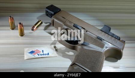 9-mm-halbautomatische Pistole mit Munition auf einem Tisch mit einem „Ich stimme“-Aufkleber. Stockfoto