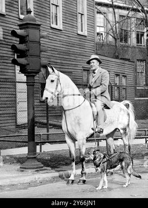 Mr. Roberts Coleman auf seinem Pferd Northern Star wird an einer Straßenkreuzung in Chicago vom Wachmann Moki angehalten. c.1954 Stockfoto