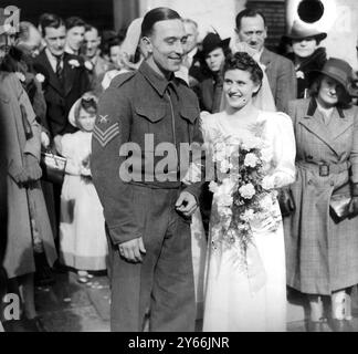 Denis Compton, England Test-Cricketspieler und Arsenal-Fußballspieler heirateten in St. John's Wood Parish Church an Miss Doris Rich. Nach der Hochzeit ging Compton direkt nach Watford, um für Arsenal in einem Football League war Cup Tie zu spielen. März 1941. Stockfoto