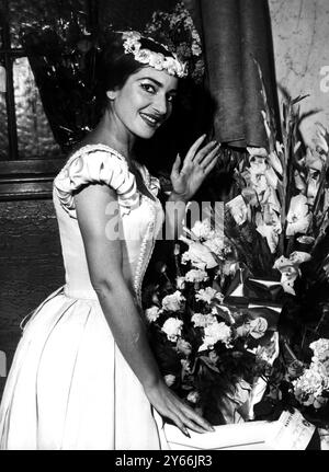 Maria Callas wird am Eröffnungsabend von „La Sonnambula“ beim Edinburgh Festival im Umkleideraum eines Edinburgh Theatre gesehen. August 1957. Stockfoto