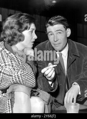 Peter O'Toole mit seiner Frau Sian Phillips am Flughafen London. Dezember 1961 Stockfoto