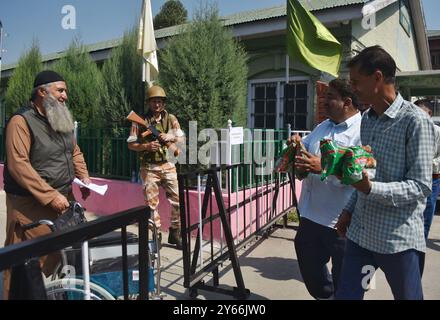 Srinagar, Jammu Und Kaschmir, Indien. September 2024. Wahlbeamte transportieren Lebensmittel in einem Verteilungszentrum in Srinagar, Jammu und Kaschmir am 24. September 2024, kurz vor der zweiten Wahlphase während der Wahlen. (Kreditbild: © Mubashir Hassan/Pacific Press via ZUMA Press Wire) NUR REDAKTIONELLE VERWENDUNG! Nicht für kommerzielle ZWECKE! Stockfoto