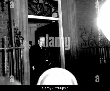 Der Premierminister Sir Anthony Eden verlässt die Downing Street 10 auf dem Weg zum Buckingham Palace. Man glaubte, dass er seinen Rücktritt am 9. Januar 1957 der Königin übergeben würde Stockfoto