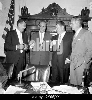 Washington: Von links nach rechts Senator Estes Kefauver, Gene Tunney und Senator Prescott Bush und Jack Dempsey (links), die von Kriminellen gesäubert wurden. Juni 1961 Stockfoto