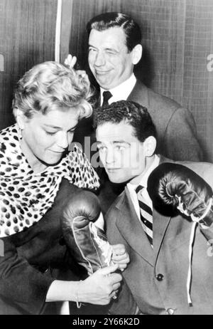 Santa Monica, Kalifornien, USA. Der französische Boxer Alphonse Halimi, der am 4. Februar den Titel des Bantamgewichtstitels von Mixico Jose Becerra wiedererlangen will, wird von der französischen Schauspielerin Simone Signoret und ihrem Mann, dem französischen Sänger Yves Montand, besucht. Januar 1960. Stockfoto