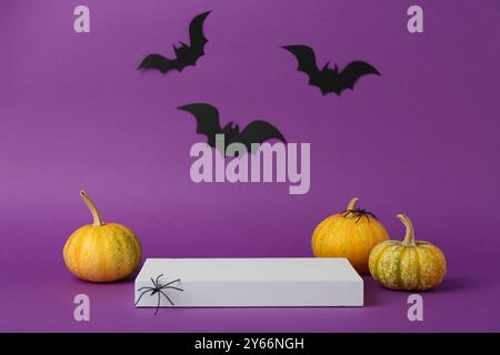 Aufmachung des Produkts. Podium und Halloween Dekor auf lila Hintergrund. Leerzeichen für Text Stockfoto