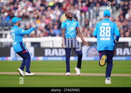 Englands Jofra Archer (Mitte) feiert beim dritten eintägigen internationalen Spiel im Seat Unique Riverside, Chester-le-Street, County Durham, den Wicket von Australier Steven Smith. Bilddatum: Dienstag, 24. September 2024. Stockfoto