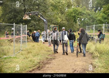 Manifestanti dei comitati ambientalisti ostruiscono il passaggio ad una ruspa presso il Parco del Meisino contro la costruzione della Cittadella dello Sport di Torino, Italien. - Cronaca - Marted&#xec; 24 settembre 2024 - (Foto Matteo SECCI/LaPresse) Umweltaktivist behindert die Arbeiten für das neue Sportzentrum im Meisino Park in Turin, Italien- Nachrichten - Dienstag, 24. september 2024 - (Foto Matteo SECCI/LaPresse) Credit: LaPresse/Alamy Live News Stockfoto